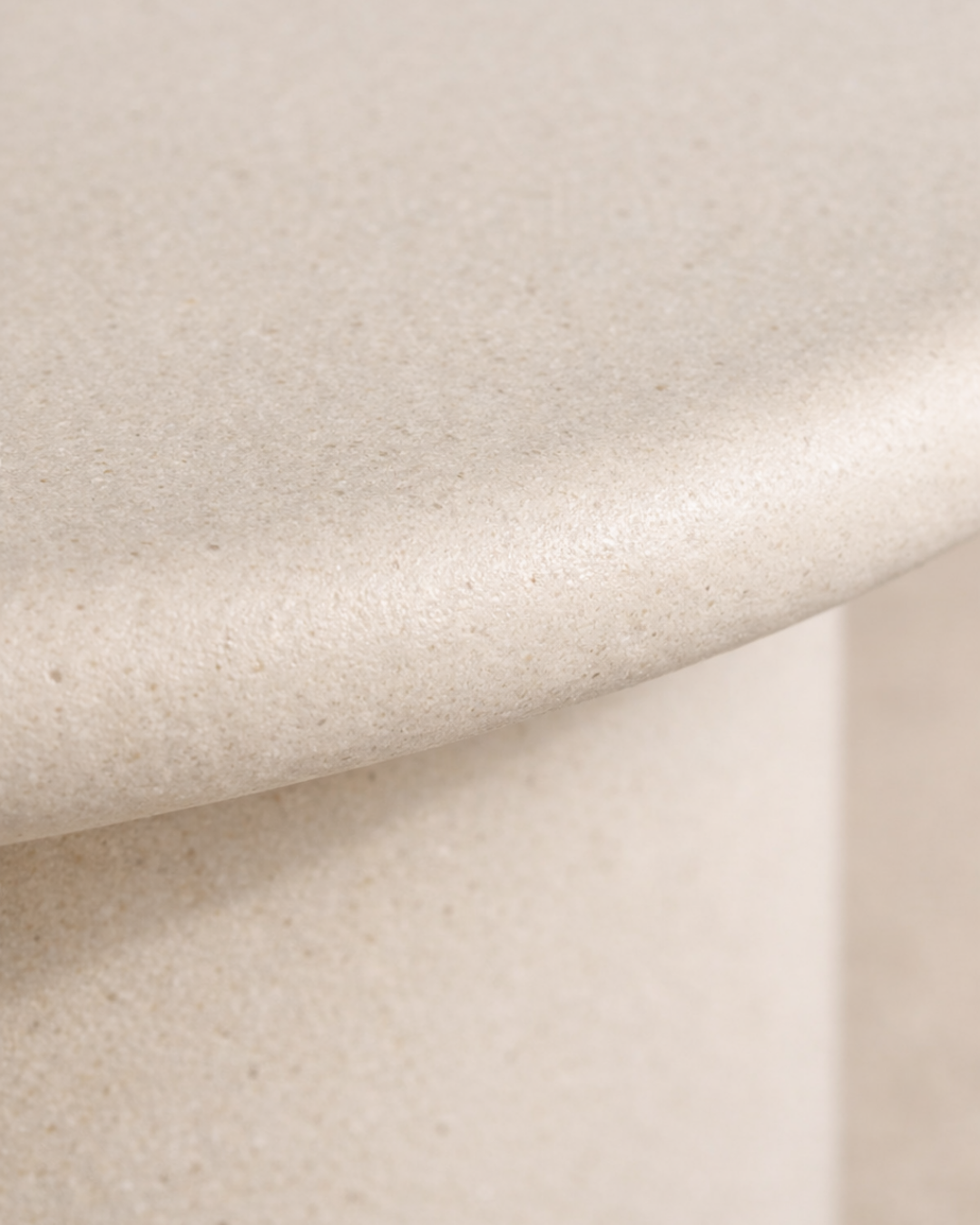 Detalle de mezas nórdica blanca
